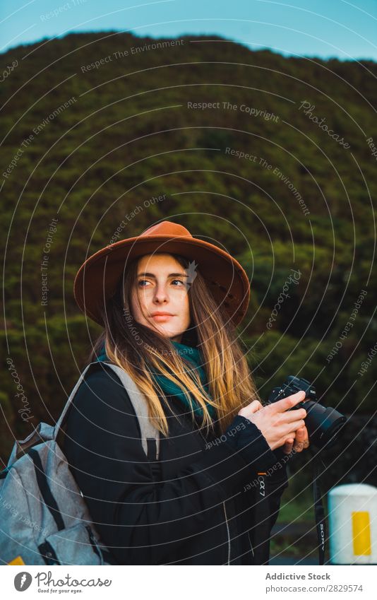 Fotograf, der im sonnigen Wald posiert. Frau hübsch grün Hut Natur Umwelt natürlich Jahreszeiten Pflanze Blatt Licht frisch hell Tag Sonnenlicht Holz Wachstum
