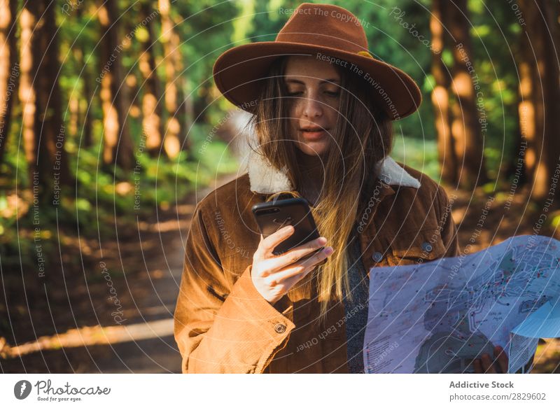 Frau mit Karte im Wald Außenaufnahme Landschaft Blatt verirrt Farbe Pflanze Tag natürlich Tourist wild schön Jahreszeiten frisch Frühling mehrfarbig