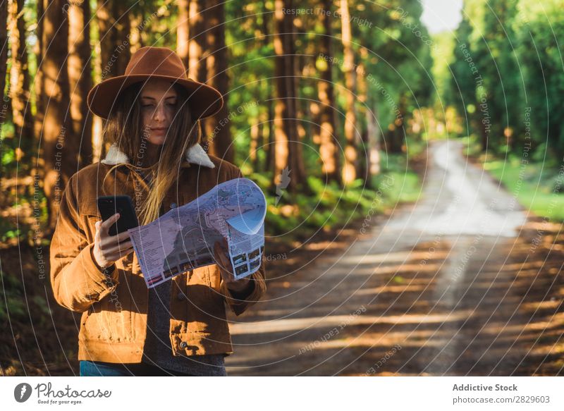Frau mit Karte im Wald Außenaufnahme Landschaft Blatt verirrt Farbe Pflanze Tag natürlich Tourist wild schön Jahreszeiten frisch Frühling mehrfarbig