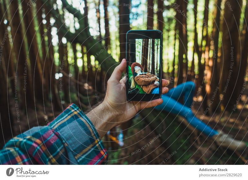 Handabnahme einer entspannenden Frau Tourist Wald grün Natur Schüsse Rüssel Erholung lügen PDA Bildschirm Umwelt hübsch natürlich Jahreszeiten Pflanze Blatt