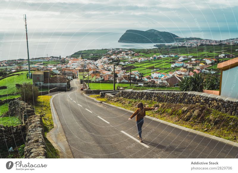 Frau genießt Freiheit auf der Küstenstraße Stadt Meer Panorama (Bildformat) Straße Küstenstreifen Lebensfreude romantisch laufen Hände auseinander ruhig