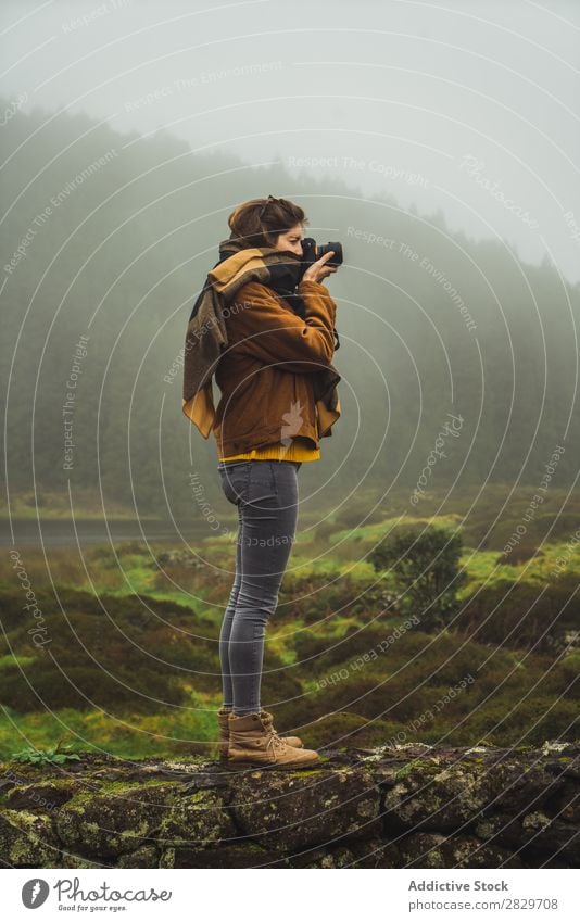Frau beim Fotografieren in nebligen Wäldern Nebel Natur fotografierend Ferien & Urlaub & Reisen Landschaft Aussicht Umwelt einfangen Abenteuer Fotokamera