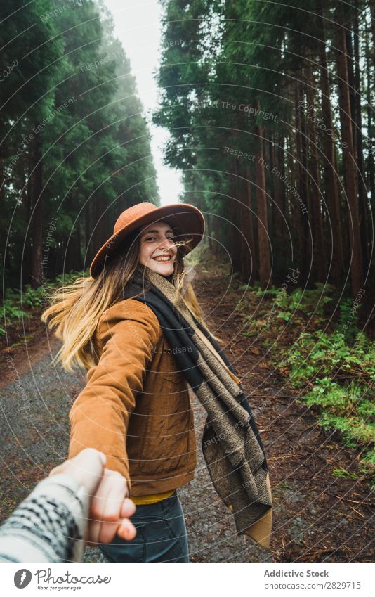 Frau hält Hand des Fotografen im Wald mir folgen romantisch Zusammensein Händchenhalten Straße verzaubert Wildnis üppig (Wuchs) Pflanze heiter führend Jacke