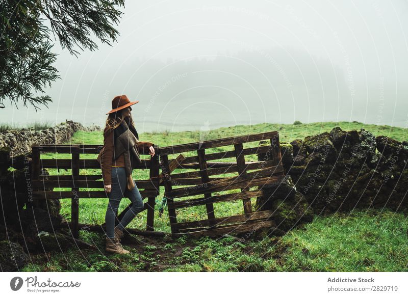 Stylische Frau am Zaun in nebligen Feldern kalt Nebel Stil träumen grün reisend Ferien & Urlaub & Reisen Szene ruhig Ausflugsziel Landwirtschaft Landschaft