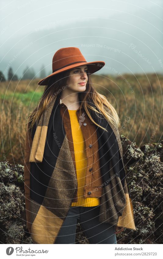 Stilvolle Frau in nebligen Bergen kalt Nebel Natur Oberbekleidung Bekleidung Tourismus Lifestyle ländlich reisend Feld Hut Außenaufnahme Länder