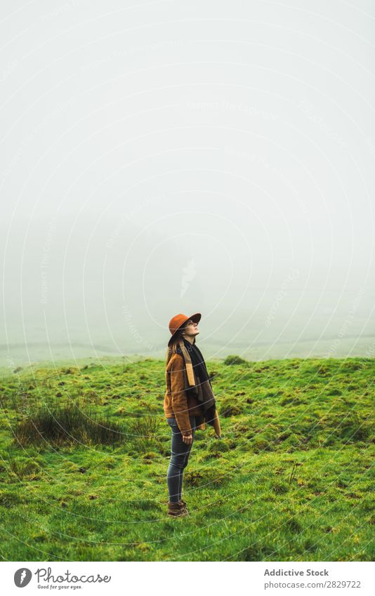 Zufriedene Frau auf grün nebligen Feldern Nebel Grasland kalt Freiheit Ferien & Urlaub & Reisen Wildnis Genuss Wetter Lebensfreude friedlich ländlich ruhig
