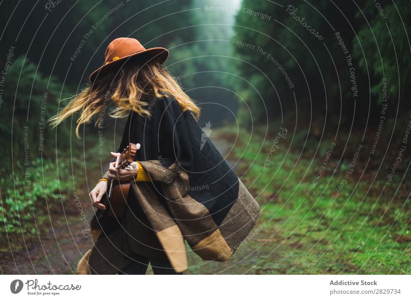 Charmante Frau mit Ukulele in der Natur Reisender Wald Abenteuer Musik Landschaft träumen Instrument Lifestyle Lied Aufregung Musiker romantisch Erholung