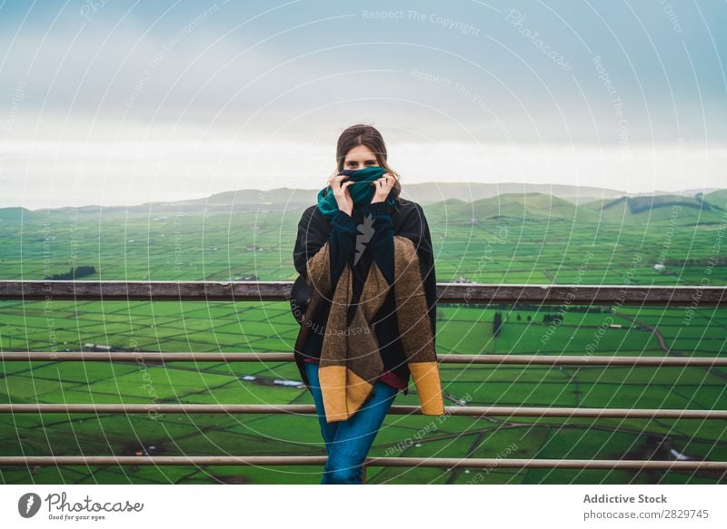 Frau auf der Terrasse mit herrlichem Panoramablick Panorama (Bildformat) Feld Stil Natur kalt Umwelt Landschaft Nebel Landwirtschaft Horizont landwirtschaftlich