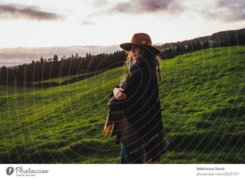 Frau auf grünen, kalten Feldern Grasland Freiheit friedlich Natur ländlich Wildnis Landschaft stehen Nebel träumen Weide Tourismus ruhig Tal