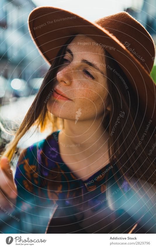 Sinnliche junge Frau mit Hut hübsch Stil Straße genießen Außenaufnahme Mode schön Jugendliche Porträt attraktiv Großstadt Lifestyle Model Beautyfotografie