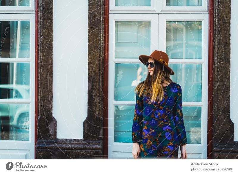 Fröhliche, stilvolle Frau mit Hut hübsch Stil Straße laufen Sonnenbrille Tür Außenaufnahme Mode schön Jugendliche Porträt attraktiv Großstadt Lifestyle Model