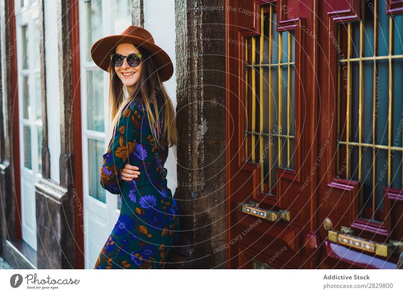 Fröhliche, stilvolle Frau mit Hut hübsch Stil Straße laufen Sonnenbrille Tür Außenaufnahme Mode schön Jugendliche Porträt attraktiv Großstadt Lifestyle Model