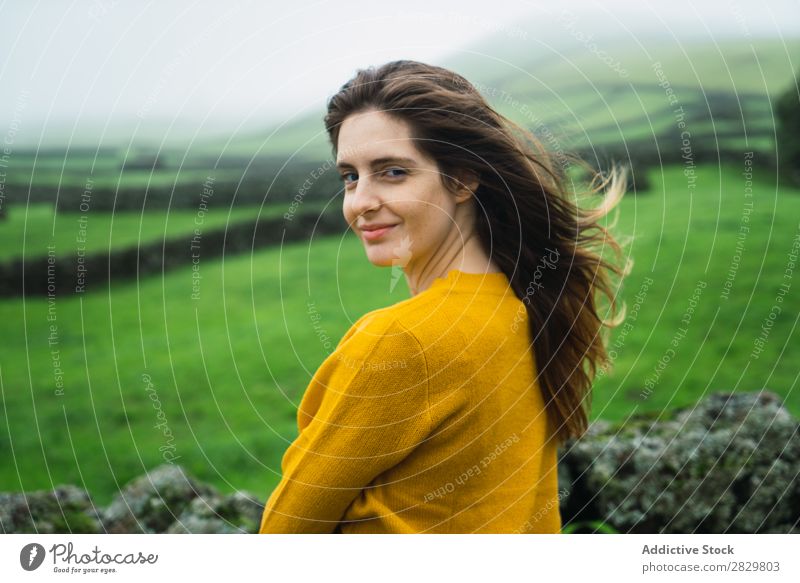 Lächelnde Frau auf der grünen Wiese Feld Aussicht Tourismus Ferien & Urlaub & Reisen stehen Natur Zaun Landschaft Stein Nebel Gras ländlich Wolken Jahreszeiten