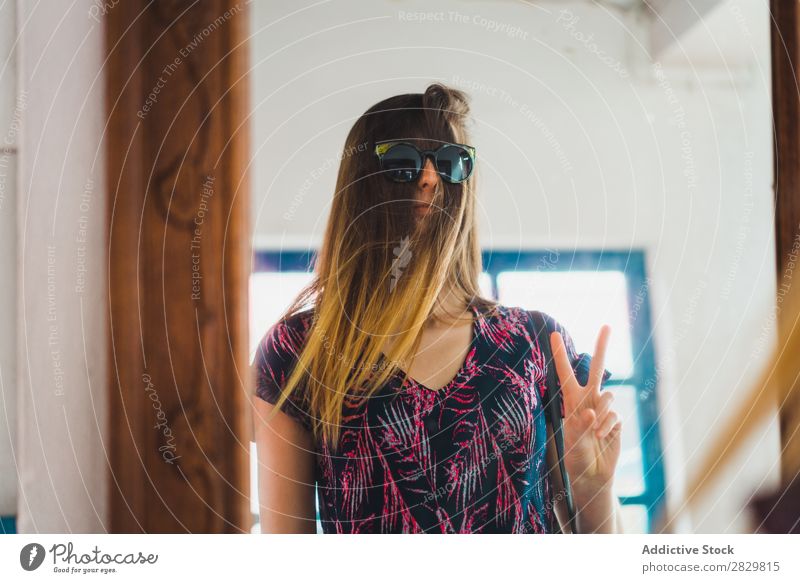 Frau mit Sonnenbrille über dem Haar Reflexion & Spiegelung hübsch Behaarung gestikulieren zwei Finger Erfolg schön Jugendliche Beautyfotografie Porträt