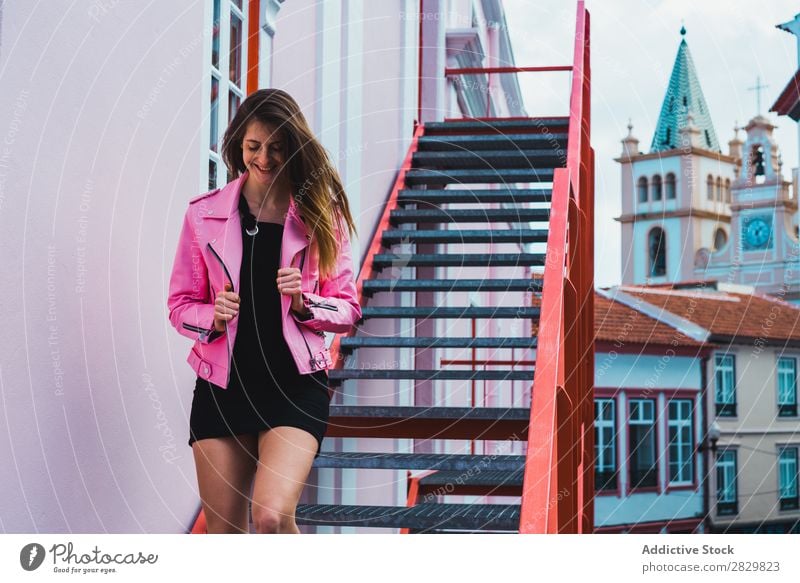 Junge Frau, die auf der Treppe auf der Straße posiert. hübsch Stil Körperhaltung Freitreppe Glück Außenaufnahme Mode schön Jugendliche Porträt attraktiv