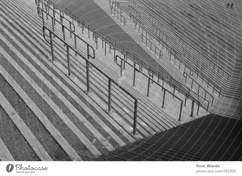 Zuschauerränge Tribüne Sportstätten Architektur Beton grau Zuschauerrang Stehplätze Personen Leere leer Schwarzweißfoto Außenaufnahme Tag Vogelperspektive