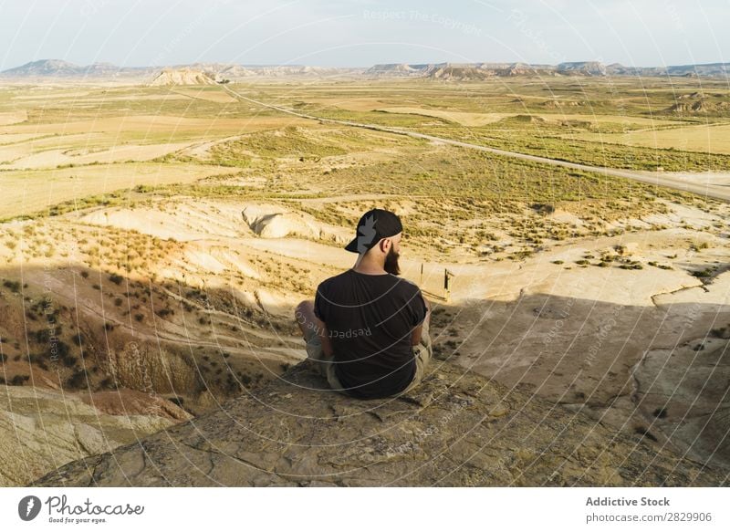 Mann entspannt sich auf einer Klippe sitzen Erholung Börde Ferien & Urlaub & Reisen Abenteuer Felsen Berge u. Gebirge Tourist Freiheit Aussicht Top extrem