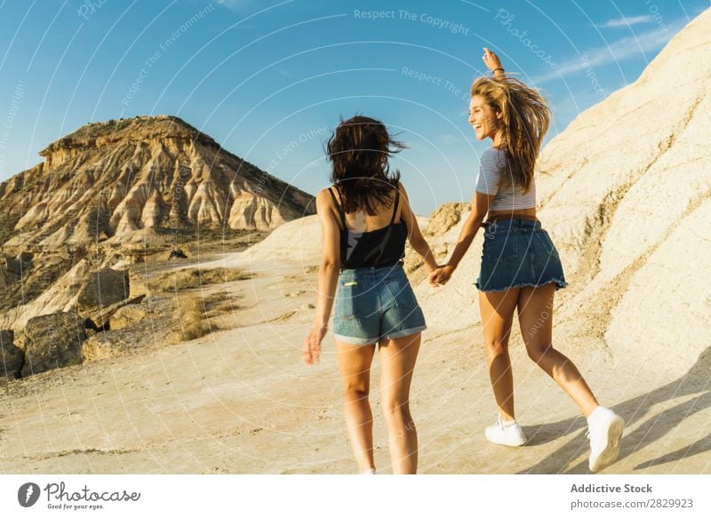 Glückliche Frauen, die auf dem Hügel spazieren gehen. Klippe Aufregung rennen Händchenhalten Freiheit Ferien & Urlaub & Reisen Erfolg Top Berge u. Gebirge
