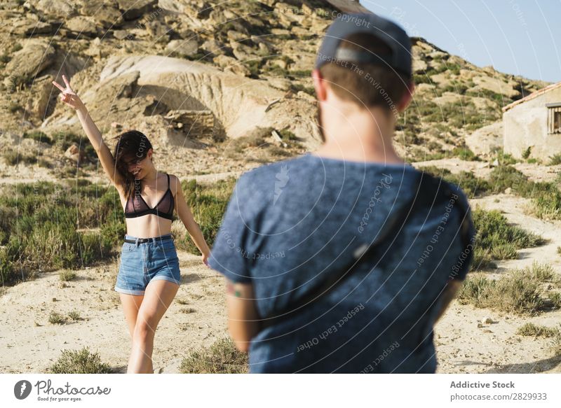 Fotograf macht Aufnahmen von Frauen. Körperhaltung Natur zwei Finger gestikulieren Schießen Fotokamera Jugendliche schön Mensch Sommer hübsch Sonnenstrahlen