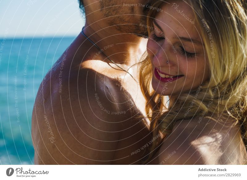 Liebenswertes Paar, das am Strand posiert. Flitterwochen Sommer Paradies exotisch romantisch Meer Umarmen tropisch Beautyfotografie Genuss Sonne