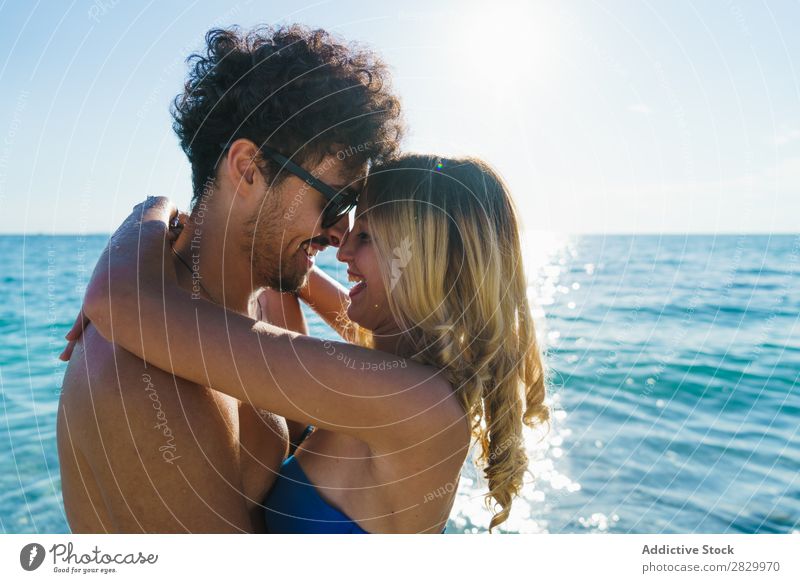 Liebenswertes Paar, das am Strand posiert. Flitterwochen Sommer Paradies exotisch romantisch Meer Umarmen tropisch Beautyfotografie Genuss Sonne