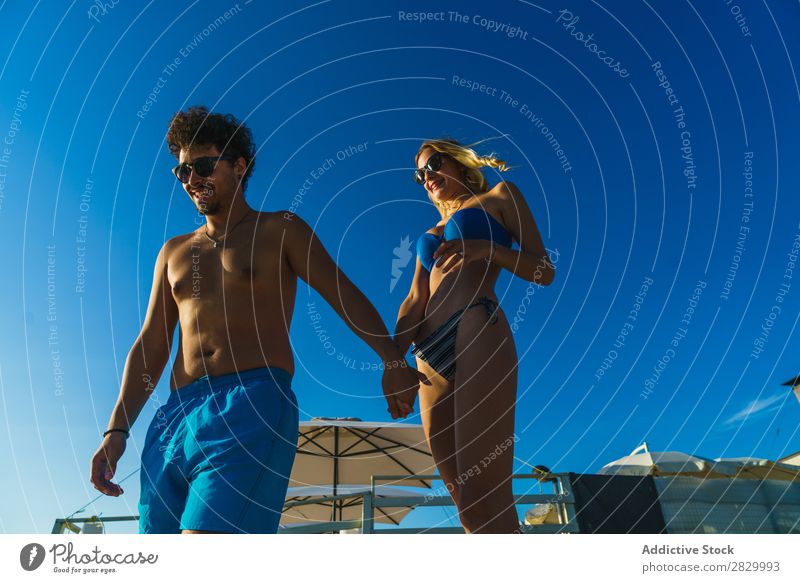 Paar Spaziergänge am Strand Liebe Resort Flitterwochen exotisch tropisch Zusammensein Genuss Paradies 2 Körper Partnerschaft romantisch Zärtlichkeit Zuneigung