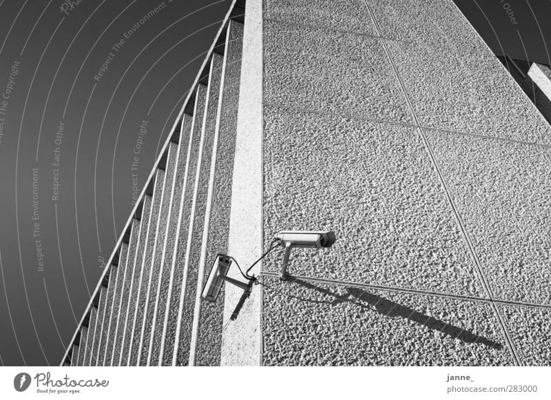 Überwachung Menschenleer Haus Bauwerk Gebäude Architektur Mauer Wand grau schwarz weiß Schwarzweißfoto Außenaufnahme Schatten Sonnenlicht