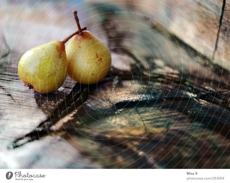 Birnen Lebensmittel Frucht Ernährung Bioprodukte frisch Gesundheit lecker saftig süß 2 Holz Baumstamm Jahresringe Stillleben Herbst Farbfoto Strukturen & Formen