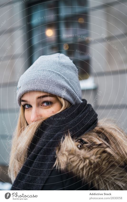 Stilvolle sinnliche Frau auf verschneiter Straße modisch genießen Jugendliche hübsch Schnee Winter kalt Coolness Mode warme Kleidung Blick in die Kamera