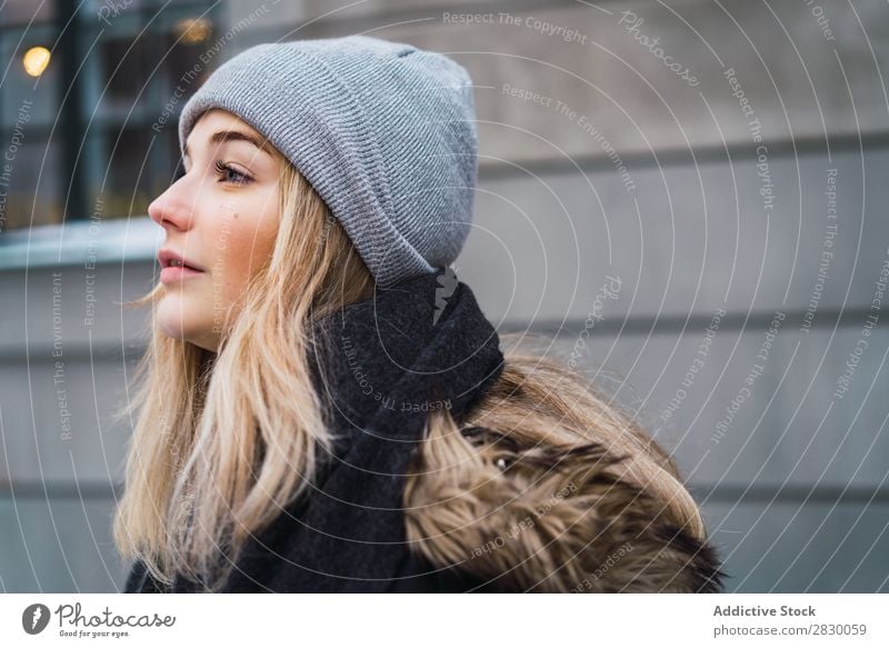 Stilvolle sinnliche Frau auf verschneiter Straße modisch genießen Jugendliche hübsch Schnee Winter kalt Coolness Mode warme Kleidung Blick in die Kamera