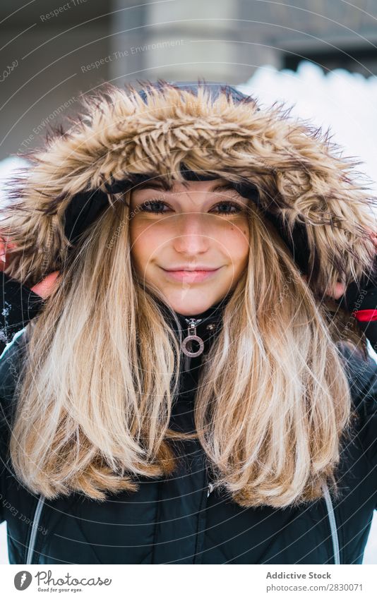 Hübsche Frau, die in der Winterstadt posiert. Stil Straße Schnee Blick in die Kamera modisch genießen Jugendliche hübsch kalt Coolness Mode warme Kleidung