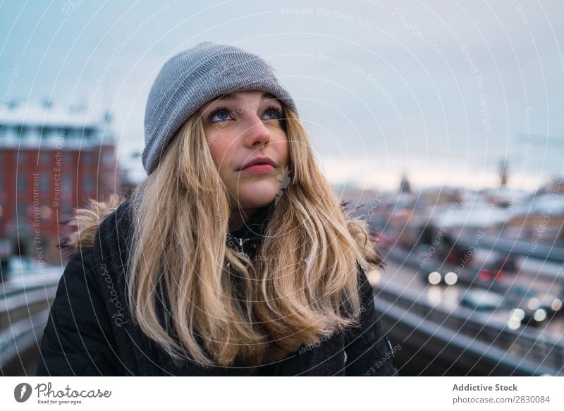 Sinnliche junge Frau in der Winterstraße Stil Straße modisch genießen Jugendliche hübsch Schnee kalt Coolness Mode Blick in die Kamera warme Kleidung Großstadt