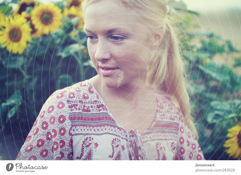 Blondes Mädchen auf Blumenwiese ( Sonnenblumen ) Mensch feminin Junge Frau Jugendliche 1 18-30 Jahre Erwachsene Natur Sommer blond Zopf Lächeln natürlich