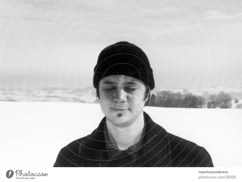 portrait im schnee Mann Horizont Schwarzweißfoto Schnee hartes licht Himmel halbportrait