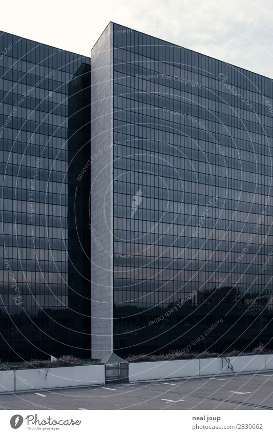 Fassade der Arbeit Büroarbeit Hamburg City-Nord Menschenleer Hochhaus Bürogebäude Beton Glas Arbeit & Erwerbstätigkeit ästhetisch bedrohlich dunkel eckig