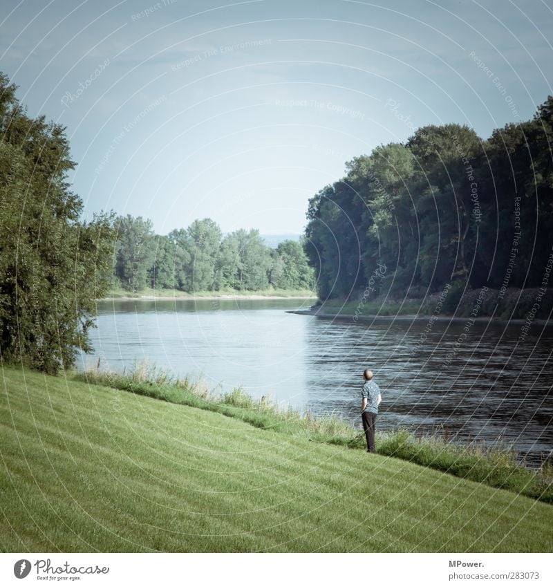ein mann mit weitblick Mensch maskulin Mann Erwachsene Körper 1 18-30 Jahre Jugendliche Umwelt Natur Landschaft Schönes Wetter Seeufer Fluss blau grün