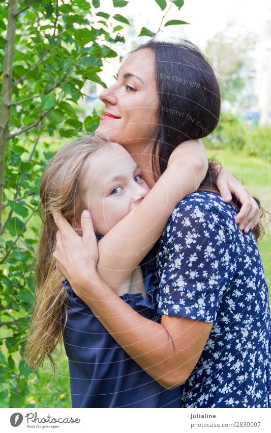 Küssen von Mutter und Tochter im Sommer Kind Schulkind Frau Erwachsene Eltern Kindheit 18-30 Jahre Jugendliche brünett blond Lächeln lachen niedlich blau grün