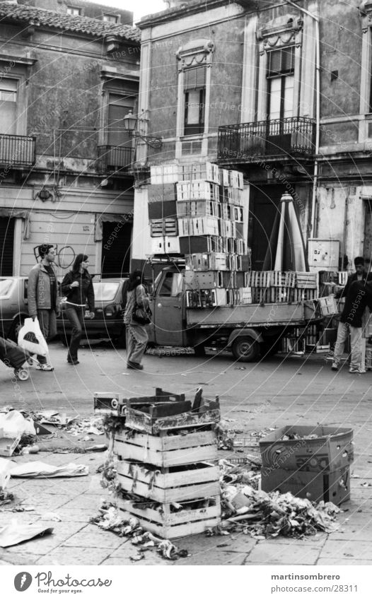 marktende Italien Kiste Haus aufräumen unordentlich Platz Marktplatz Architektur Mensch dreckig Straße Händler Catania
