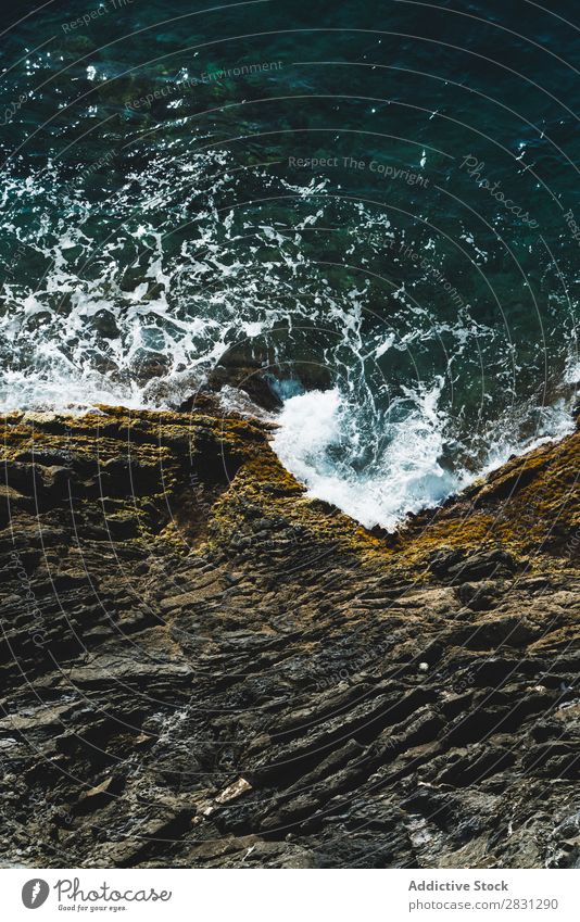 Raue Felsen und Wellen Küste tropisch Meer kampfstark exotisch Energie Schaum Menschenleer türkis Klippe Sommer Strand Gezeiten mehrschichtig Natur Idylle weiß