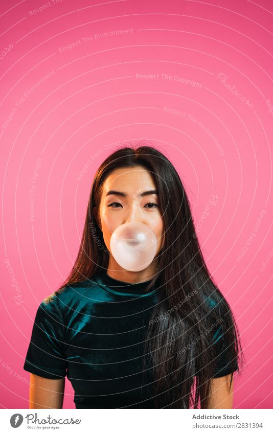 Asiatische Frau, die Kaugummi-Blase bläst hübsch Porträt Jugendliche schön asiatisch Zahnfleisch Kauen wehen Erwachsene Körperhaltung Lächeln Beautyfotografie