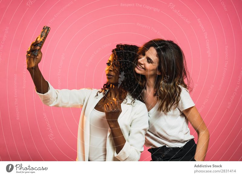 Fröhliche Frauen, die für Selfie posieren. hübsch Porträt Jugendliche Freundschaft PDA schwarz Vielfalt multiethnisch Person gemischter Abstammung schön
