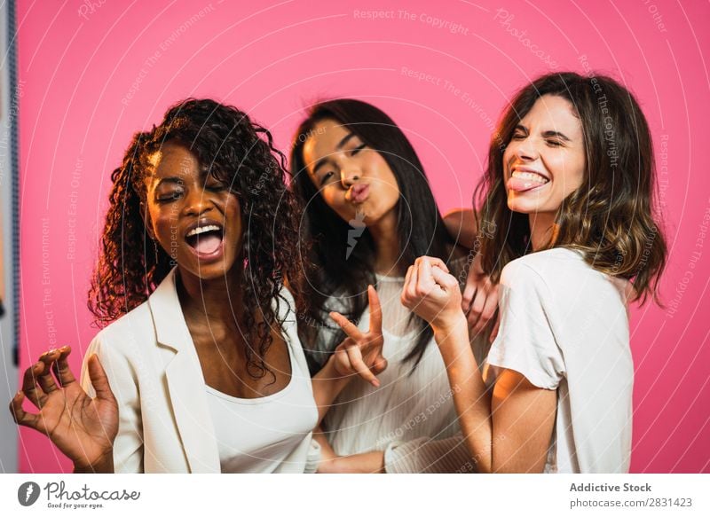 Fröhliche mehrrassige Frauenfreunde, die posieren. hübsch Porträt Jugendliche Freundschaft schwarz asiatisch Vielfalt multiethnisch Person gemischter Abstammung