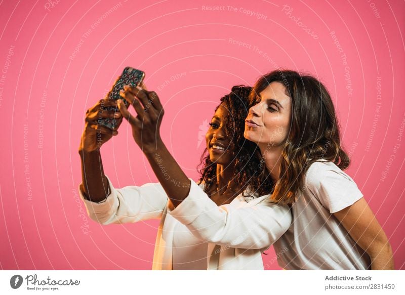 Fröhliche Frauen, die für Selfie posieren. hübsch Porträt Jugendliche Freundschaft PDA schwarz Vielfalt multiethnisch Person gemischter Abstammung schön