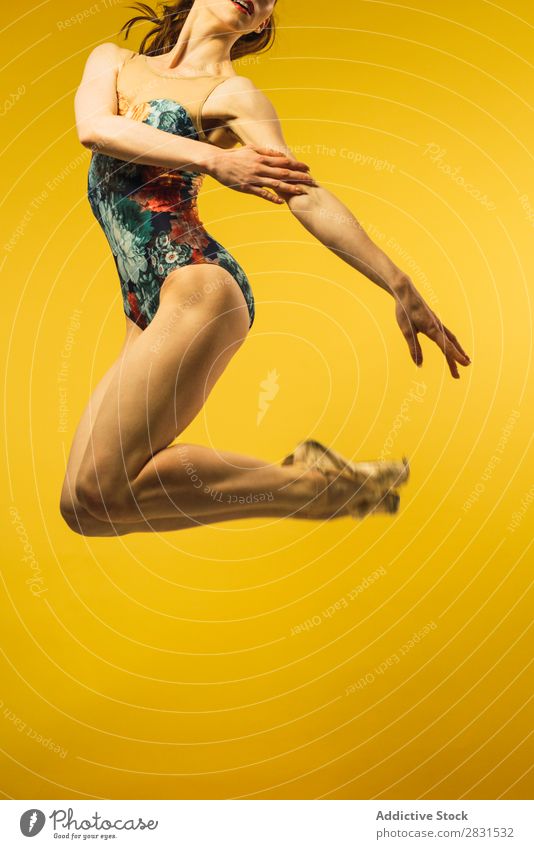 Frau beim Springen im Studio hübsch Porträt Jugendliche springen Balletttänzer Tanzen schön Erwachsene Körperhaltung Lächeln Beautyfotografie attraktiv Model
