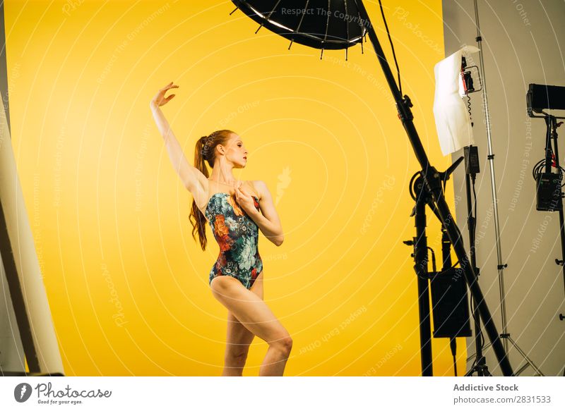 Hübsche Frau tanzt im Studio hübsch Porträt Jugendliche hochreichen Tanzen Balletttänzer Tänzer rothaarig schön Erwachsene Körperhaltung Lächeln