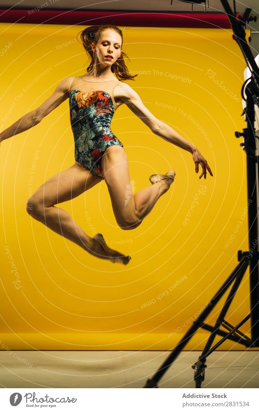 Frau beim Springen im Studio hübsch Porträt Jugendliche springen Balletttänzer Tanzen schön Erwachsene Körperhaltung Lächeln Beautyfotografie attraktiv Model
