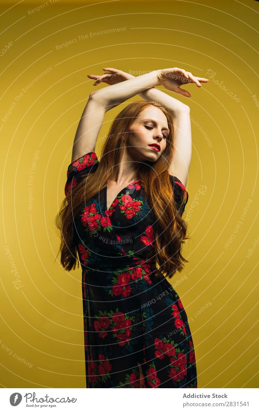 Hübsche Frau tanzt im Studio hübsch Porträt Jugendliche schön Biegen Rücken Hände hoch Tanzen Kleid Erwachsene Körperhaltung Lächeln Beautyfotografie attraktiv