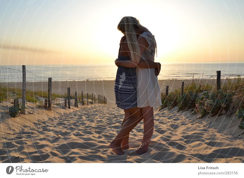 ZWEI FRAUEN - UMARMUNG - STRAND Sommerurlaub Strand Meer Mensch Junge Frau Jugendliche Freundschaft Paar 2 18-30 Jahre Erwachsene Schönes Wetter berühren