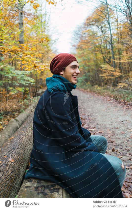Mann posiert im herbstlichen Wald Straße Jugendliche Stadt Lifestyle lässig Mode Stil warme Kleidung Erwachsene modern Mensch trendy Typ