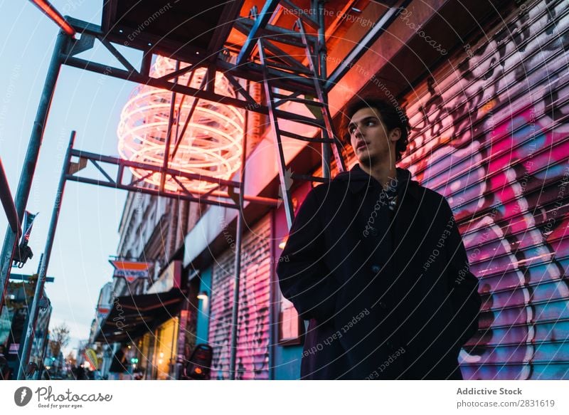 Mann posiert unter dem Neonkreis gutaussehend Großstadt neonfarbig stehen Straße Jugendliche Stadt Lifestyle lässig Mode Kreis Stil Erwachsene modern Mensch